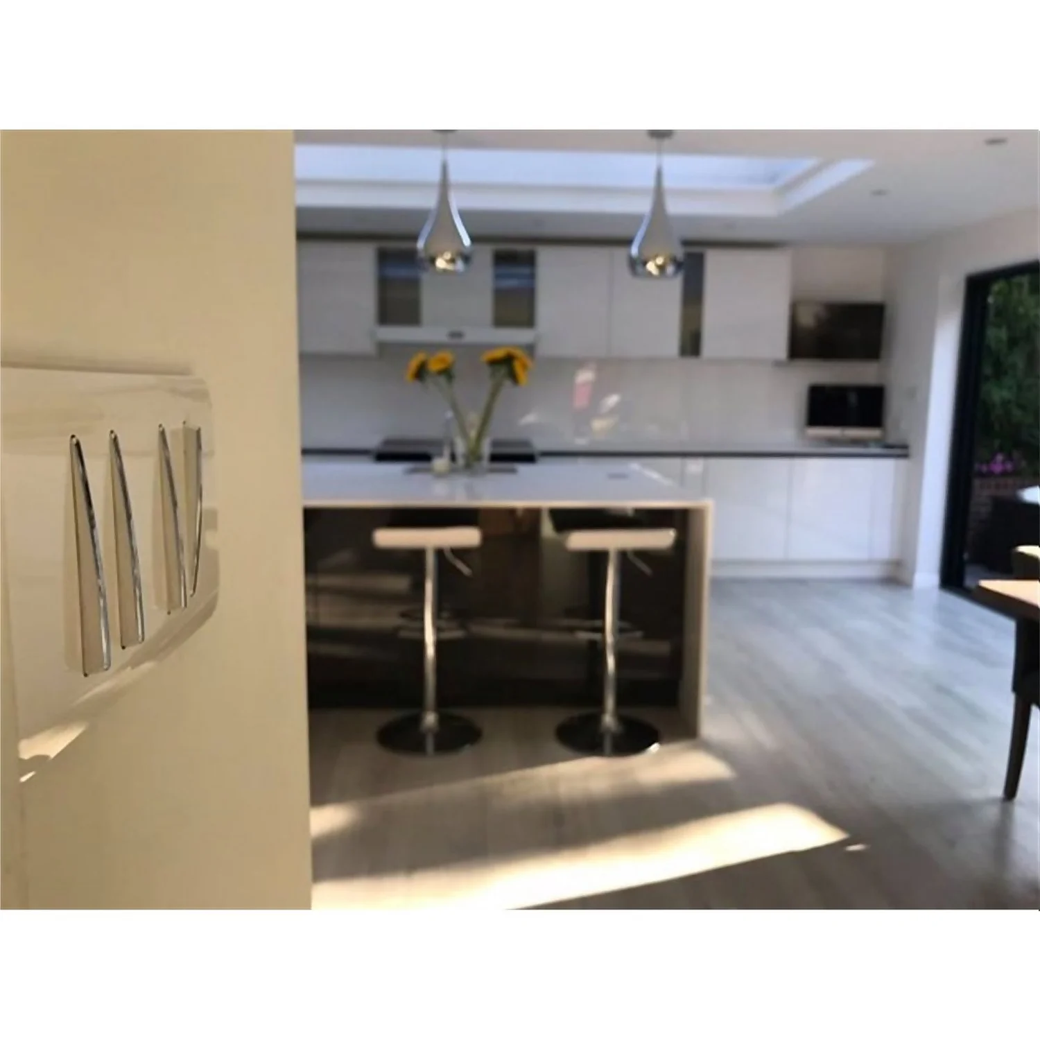 Trendi Switch 4 Gang 2 Way 10 Amp Rocker Light Switch In Screwless Silver 5 Trendi Switch 4 Gang 2 Way 10 Amp Rocker Light Switch In Screwless Silver - Image 3